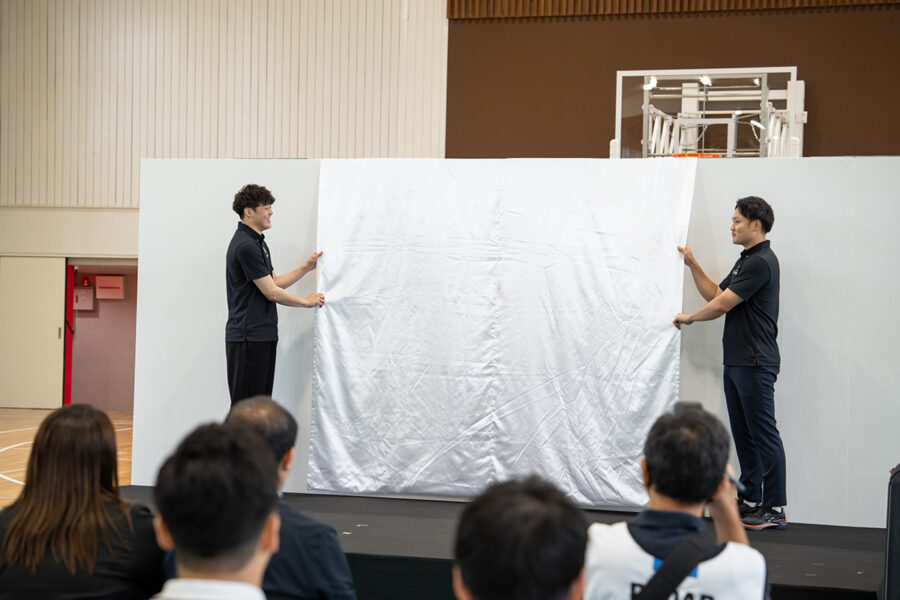 本村亮輔選手・山本翔太選手による除幕式