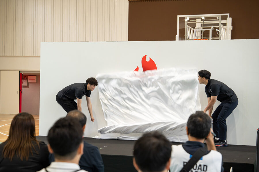 本村亮輔選手・山本翔太選手による除幕式